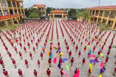 HỌC SINH TOÀN TRƯỜNG ĐỒNG DIỄN BÀI VÕ VOVINAM